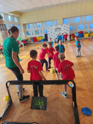 Naujienos „Sportinė pramoga ,,Žaidžiam futbolą su draugais"“ galerija. Nuotrauka 1 iš 16