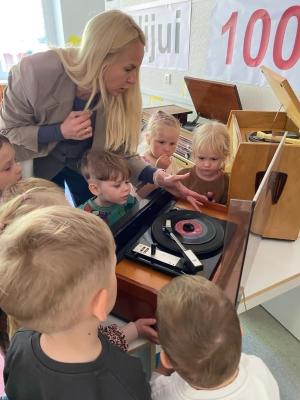 Naujienos „Pažintinis edukacinis užsiėmimas „Kelionė į radijo pasaulį““ galerija. Nuotrauka 13 iš 24