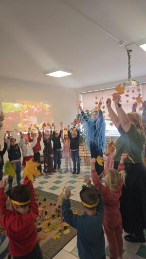 Naujienos „Pramoga ,,Rudens fėjos ir vėjo stebuklai““ galerija. Nuotrauka 14 iš 26