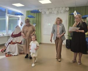 Naujienos „Kultūrinis-edukacinis skaitovų renginys ,,Su tėčiu po skėčiu““ galerija. Nuotrauka 2 iš 11