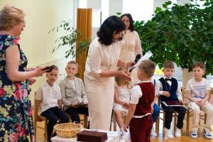 Naujienos „Išleistuvių šventinis renginys  ,,Švytury, surask mums kelią į mokslo šalį”“ galerija. Nuotrauka 2 iš 10