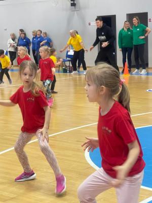 Naujienos „Sportinė pramoga ,,Susipažinkime su krepšiniu““ galerija. Nuotrauka 2 iš 10
