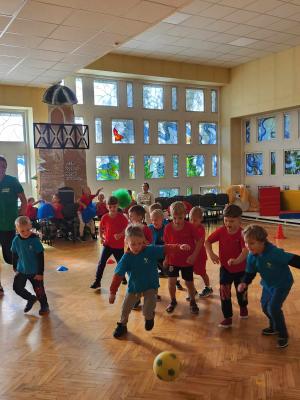 Naujienos „Sportinė pramoga ,,Žaidžiam futbolą su draugais"“ galerija. Nuotrauka 3 iš 16