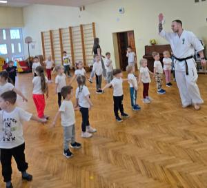 Naujienos „Projekto ,,Susipažinkime su sporto šakomis“ užsiėmimas“ galerija. Nuotrauka 2 iš 16