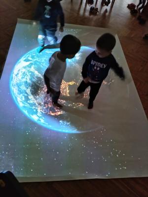 Naujienos „Sveikatos ugdymo veiklos ant interaktyvaus kilimo“ galerija. Nuotrauka 2 iš 6