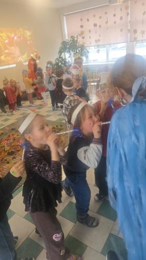 Naujienos „Pramoga ,,Rudens fėjos ir vėjo stebuklai““ galerija. Nuotrauka 22 iš 26