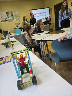 Naujienos „Edukacinis užsiėmimas Klaipėdos universiteto EduTech STEAM laboratorijoje“ galerija. Nuotrauka 17 iš 18