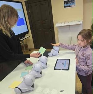 Naujienos „Edukacinis užsiėmimas Klaipėdos universiteto EduTech STEAM laboratorijoje“ galerija. Nuotrauka 16 iš 18