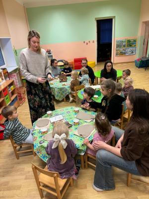 Naujienos „Edukacinis užsiėmimas ,,Pasigamink molinį žaislą pats"“ galerija. Nuotrauka 3 iš 4