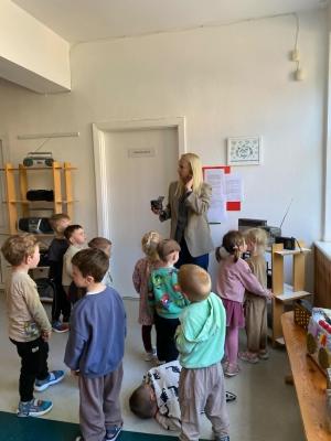 Naujienos „Pažintinis edukacinis užsiėmimas „Kelionė į radijo pasaulį““ galerija. Nuotrauka 18 iš 24