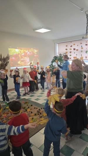 Naujienos „Pramoga ,,Rudens fėjos ir vėjo stebuklai““ galerija. Nuotrauka 19 iš 26