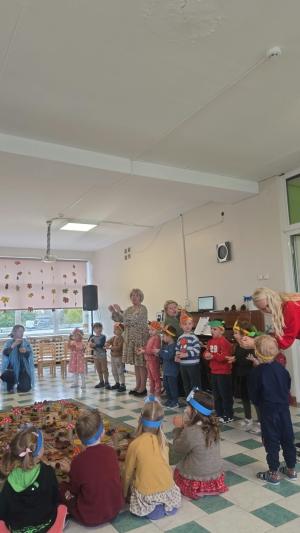 Naujienos „Pramoga ,,Rudens fėjos ir vėjo stebuklai““ galerija. Nuotrauka 18 iš 26