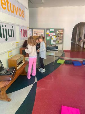 Naujienos „Pažintinis edukacinis užsiėmimas „Kelionė į radijo pasaulį““ galerija. Nuotrauka 17 iš 24