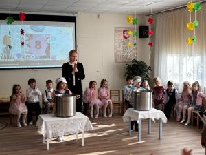 Naujienos „Kovo-8 šventė“ galerija. Nuotrauka 8 iš 11