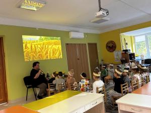 Naujienos „Atvira veikla  „Aukso varpos paslaptys: kelias nuo grūdelio iki duonos" “ galerija. Nuotrauka 6 iš 21