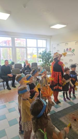 Naujienos „Pramoga ,,Rudens fėjos ir vėjo stebuklai““ galerija. Nuotrauka 13 iš 26