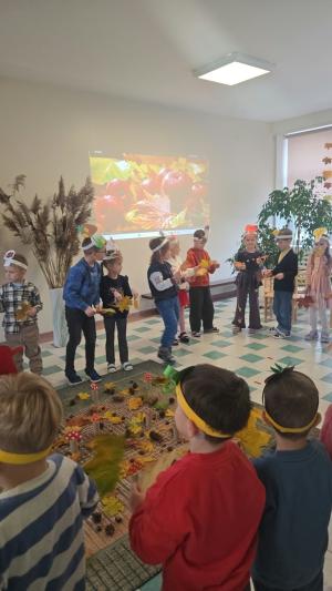 Naujienos „Pramoga ,,Rudens fėjos ir vėjo stebuklai““ galerija. Nuotrauka 11 iš 26