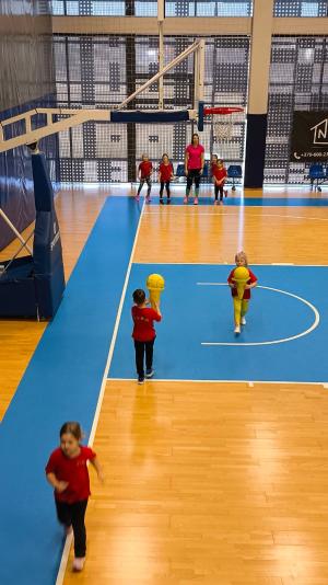 Naujienos „Sportinė pramoga ,,Susipažinkime su krepšiniu““ galerija. Nuotrauka 5 iš 10