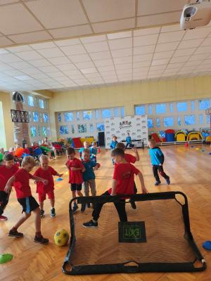 Naujienos „Sportinė pramoga ,,Žaidžiam futbolą su draugais"“ galerija. Nuotrauka 9 iš 16