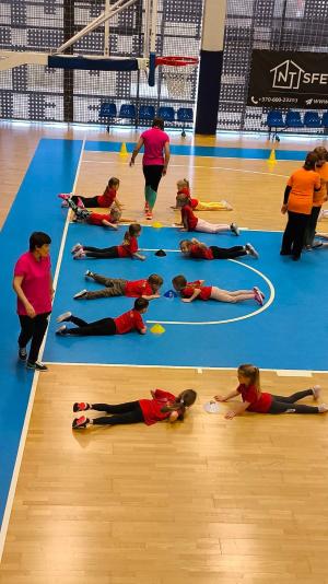 Naujienos „Sportinė pramoga ,,Susipažinkime su krepšiniu““ galerija. Nuotrauka 7 iš 10
