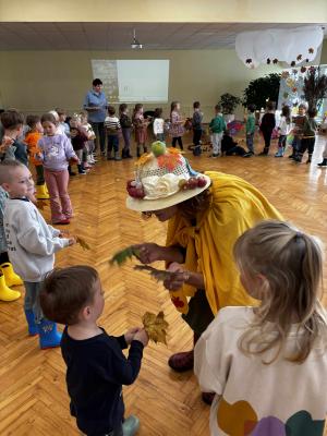 Naujienos „Rudeninė pramoga ,,Obuolių fėjos ir ežiuko rudenėlis““ galerija. Nuotrauka 11 iš 25