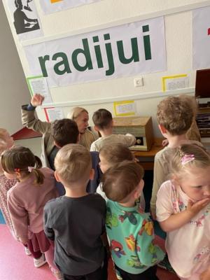 Naujienos „Pažintinis edukacinis užsiėmimas „Kelionė į radijo pasaulį““ galerija. Nuotrauka 11 iš 24