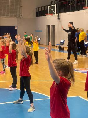 Naujienos „Sportinė pramoga ,,Susipažinkime su krepšiniu““ galerija. Nuotrauka 8 iš 10