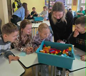 Naujienos „Edukacinis užsiėmimas Klaipėdos universiteto EduTech STEAM laboratorijoje“ galerija. Nuotrauka 8 iš 18