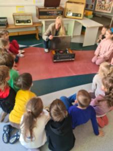 Naujienos „Pažintinis edukacinis užsiėmimas „Kelionė į radijo pasaulį““ galerija. Nuotrauka 9 iš 24