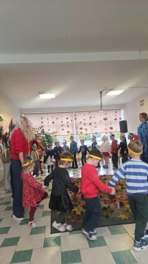 Naujienos „Pramoga ,,Rudens fėjos ir vėjo stebuklai““ galerija. Nuotrauka 8 iš 26