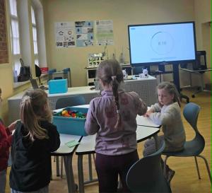 Naujienos „Edukacinis užsiėmimas Klaipėdos universiteto EduTech STEAM laboratorijoje“ galerija. Nuotrauka 5 iš 18