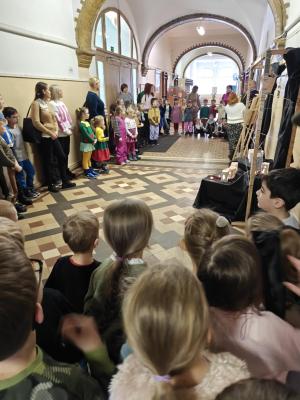 Naujienos „Edukacinė kūrybinė akcija– RENGINYS „ŽIBINTŲ ŠVIESOJE”“ galerija. Nuotrauka 1 iš 9