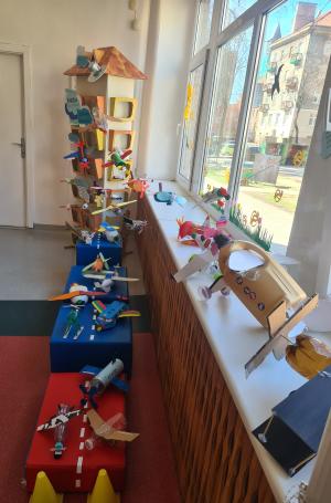 Naujienos „Kūrybinių darbų paroda ,,Lėktuvai, lėktuvėliai““ galerija. Nuotrauka 7 iš 8