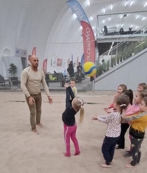 Naujienos „Susipažįstame su sporto šakomis - Tinklinis“ galerija. Nuotrauka 1 iš 8
