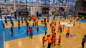 Naujienos „Sportinė pramoga ,,Susipažinkime su krepšiniu““ galerija. Nuotrauka 9 iš 10
