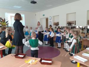 Naujienos „Kultūrinis-edukacinis renginys ,,Spalvotas ruduo M. K. Čiurlionio garsais  ir spalvomis““ galerija. Nuotrauka 8 iš 9