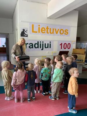 Naujienos „Pažintinis edukacinis užsiėmimas „Kelionė į radijo pasaulį““ galerija. Nuotrauka 7 iš 24