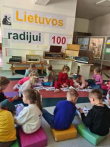 Naujienos „Pažintinis edukacinis užsiėmimas „Kelionė į radijo pasaulį““ galerija. Nuotrauka 5 iš 24
