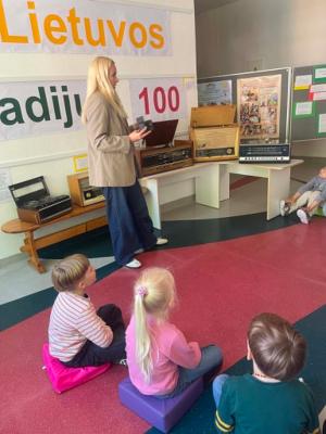 Naujienos „Pažintinis edukacinis užsiėmimas „Kelionė į radijo pasaulį““ galerija. Nuotrauka 4 iš 24