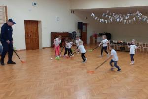 Naujienos „Edukacinis ledo ritulio užsiėmimas“ galerija. Nuotrauka 10 iš 11