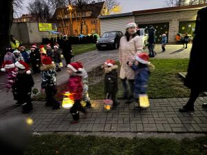Naujienos „Nykštukai nušvietė kelią Kalėdų seniui“ galerija. Nuotrauka 3 iš 12