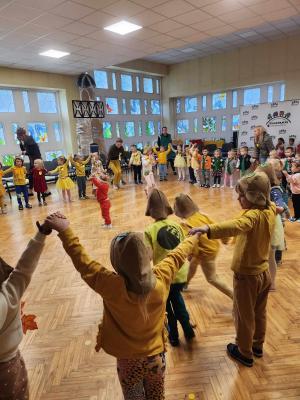Naujienos „Pramoga ,,Lapai sukasi ratu, eikš pašoksime kartu"“ galerija. Nuotrauka 2 iš 22